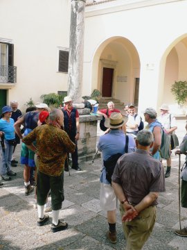 cerimonia della partenza
sul sagrato della Chiesa di
Sant’Erasmo a Formia
(26985 bytes)